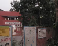 स्कूल के सामने पेड़ की टहनियों की अनदेखी, बच्चों को हो रही दिक्कत