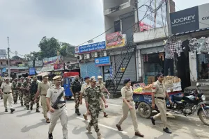 पंचकूला पुलिस ने निकाला फ्लैग मार्च