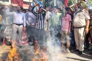 चंडीगढ़ प्रशासन और नगर निगम कर्मचारियों का सैक्टर 17 में जोरदार प्रदर्शन